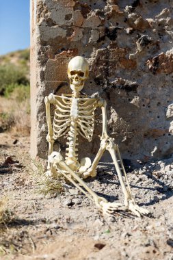 Sıcak bir günde çöldeki maden kalıntılarında poz veren iskelet