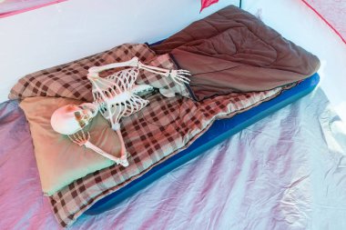 Kamp yaparken çadırda dinlenen iskelet