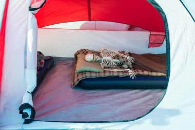 Kamp yaparken çadırda dinlenen iskelet