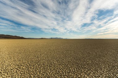 Black Rock güzel bir bulutlu gökyüzü ile gün doğumunda bir çöl playa