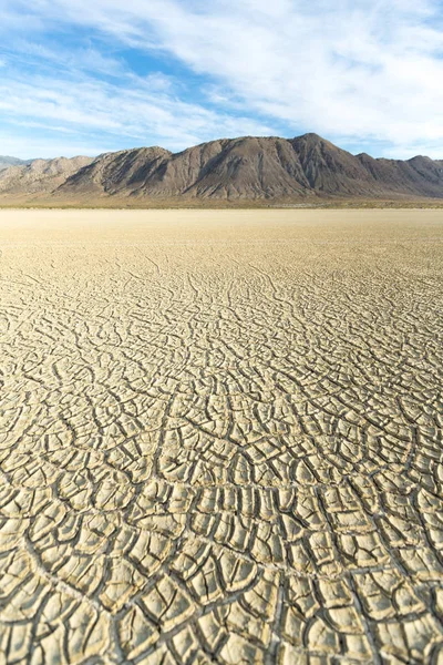 Struttura Fango Playa Incrinato Che Conduce Alle Montagne Sul Deserto — Foto Stock