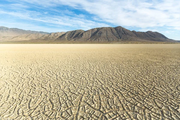 Struttura Fango Playa Incrinato Che Conduce Alle Montagne Sul Deserto — Foto Stock