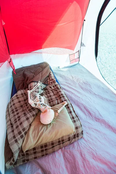 キャンプ中にテントでリラックスするスケルトン — ストック写真