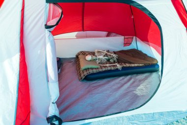 Kamp yaparken çadırda dinlenen iskelet