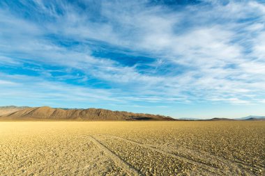 Siyah kaya çöl playa boyunca çalışan lastik parçaları