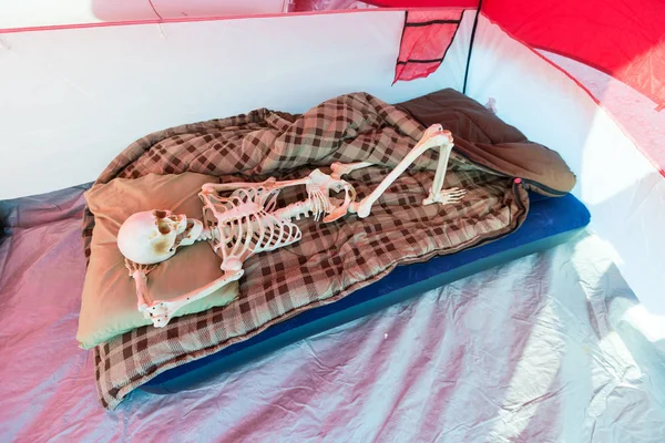 Esqueleto Relaxante Uma Tenda Enquanto Acampa — Fotografia de Stock