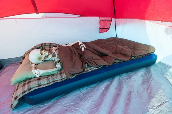 Kamp yaparken çadırda dinlenen iskelet