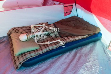 Kamp yaparken çadırda dinlenen iskelet