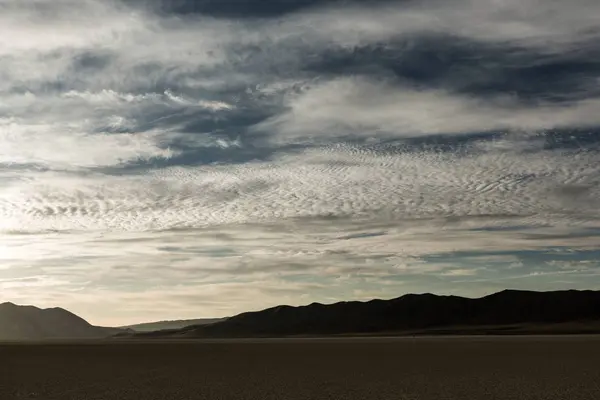 美しい曇り空の日の出のブラックロックプラヤ砂漠 — ストック写真