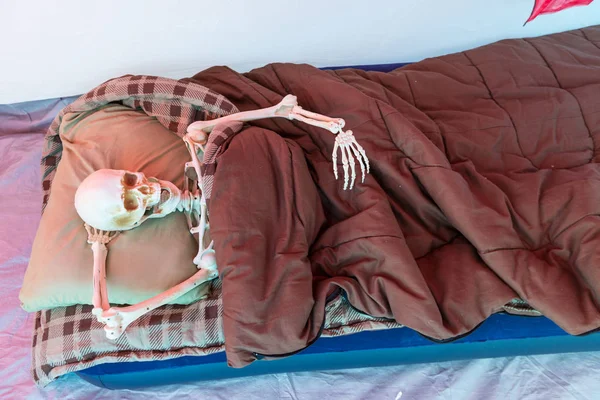 Kamp yaparken çadırda dinlenen iskelet