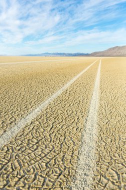 Siyah kaya çöl playa boyunca çalışan lastik parçaları