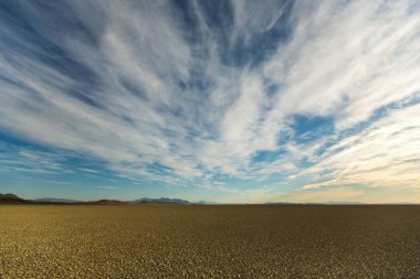 Black Rock güzel bir bulutlu gökyüzü ile gün doğumunda bir çöl playa