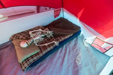 Kamp yaparken çadırda dinlenen iskelet