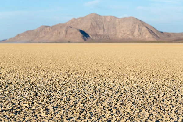 Struttura Fango Playa Incrinato Che Conduce Alle Montagne Sul Deserto — Foto Stock
