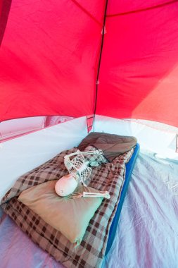 Kamp yaparken çadırda dinlenen iskelet