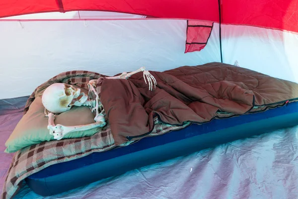 キャンプ中にテントでリラックスするスケルトン — ストック写真