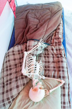 Kamp yaparken çadırda dinlenen iskelet