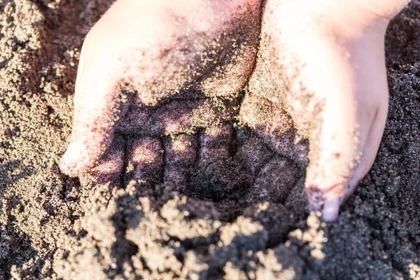 Χέρια Κομμένα Χέρι Που Κρατούν Βρεγμένα Φτυάρια Άμμου — Φωτογραφία Αρχείου