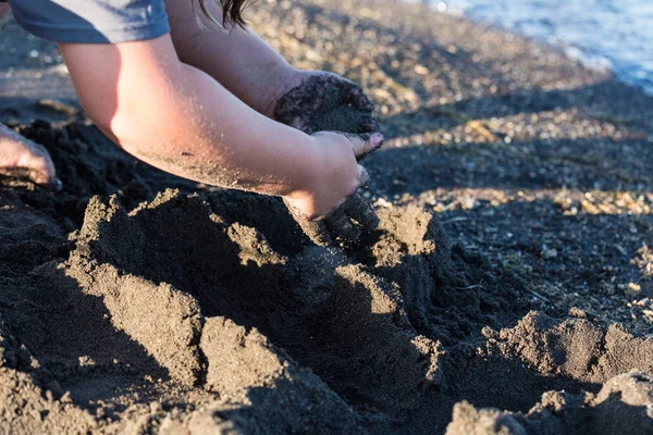 Παιδικά Χέρια Που Παίζουν Στην Παραλία Οικοδόμηση Δομών Άμμου — Φωτογραφία Αρχείου
