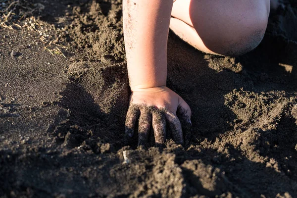 Παιδικά Χέρια Που Παίζουν Στην Παραλία Οικοδόμηση Δομών Άμμου — Φωτογραφία Αρχείου