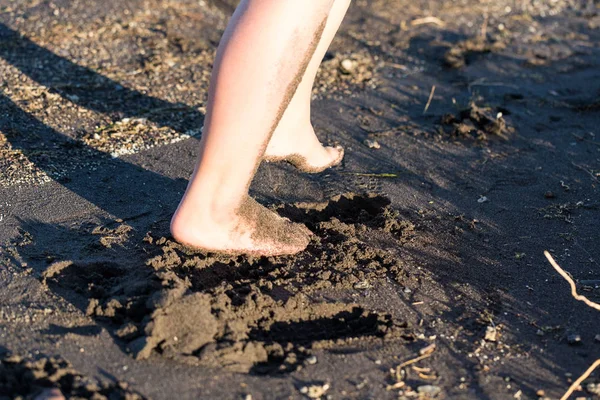 Childs Piaszczyste Stopy Nogi Brudne Plaży — Zdjęcie stockowe