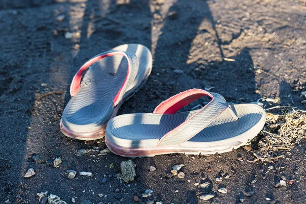 Sandálias Infantis Abandonadas Uma Praia Areia Rochosa Enquanto Criança Brinca — Fotografia de Stock