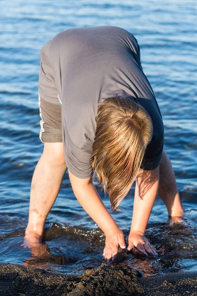 Çocuk Sahilde Kazıyor — Stok fotoğraf