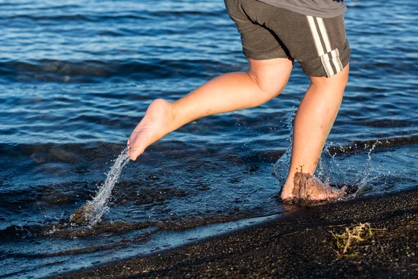Bambino Che Corre Sulla Spiaggia Spruzzando Acqua — Foto Stock