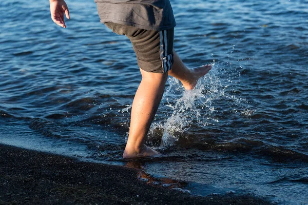 Παιδί Κλωτσάει Νερό Πιτσιλίζοντας Λίμνη — Φωτογραφία Αρχείου
