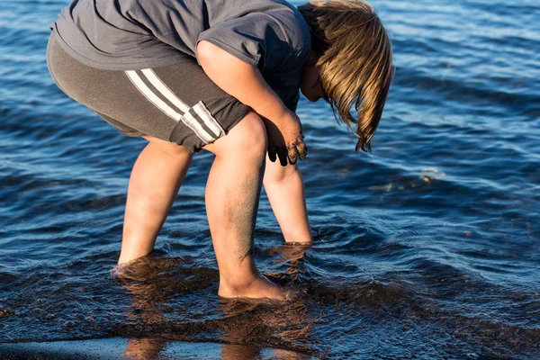 Bambino Che Scava Sulla Spiaggia Acqua — Foto Stock