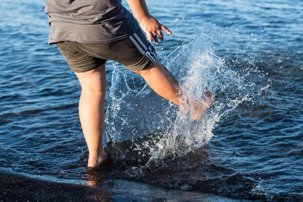 Bambino Calcia Acqua Spruzzando Lago — Foto Stock