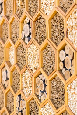 Geometrik desenler, içi boş boruları olan bir otel ortamı.