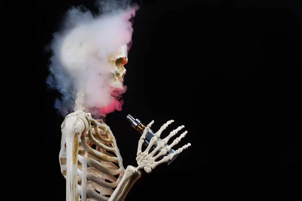 Skelett Dampft Wolken Von Rot Hervorgehobenem Dampf Mit Einer Zigarette — Stockfoto