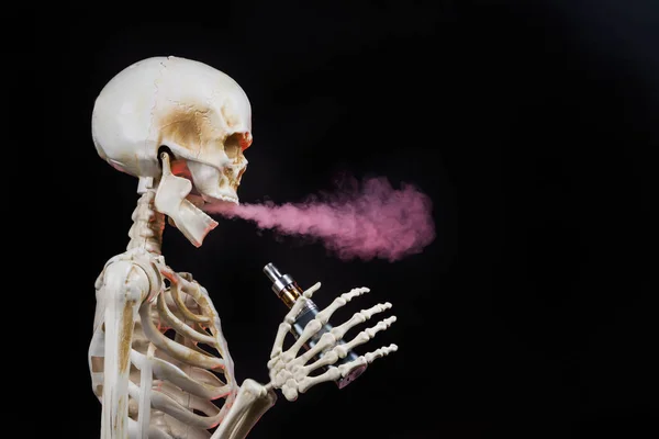 Скелет Испаряется Облаками Красного Выделенного Пара Сигаретой — стоковое фото
