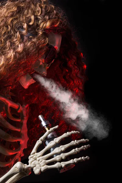 女性骨架用香烟气喘着气 — 图库照片