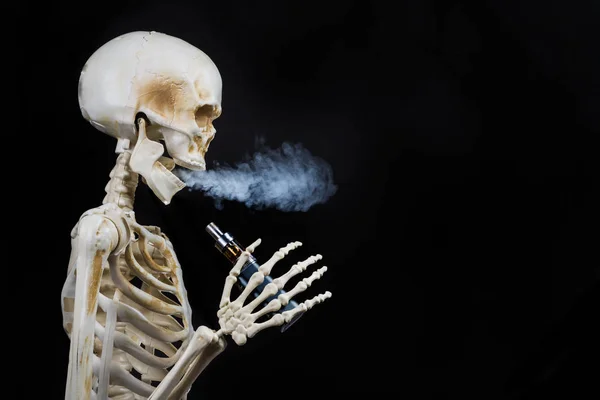 Esqueleto Vapeando Nubes Vapor Con Una Ecigarette — Foto de Stock