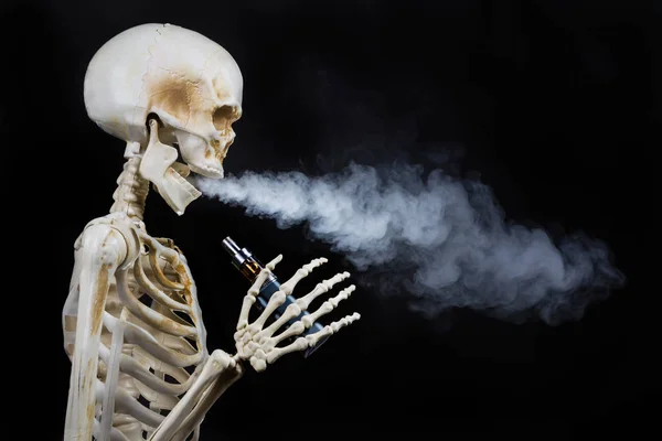 Squelette Vapotage Nuages Vapeur Avec Une Ecigarette — Photo