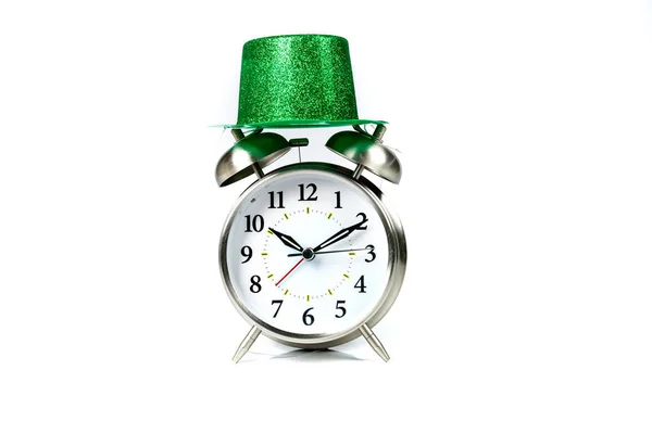 Reloj Despertador Antigua Usaba Sombrero Verde Brillante Sobre Blanco —  Fotos de Stock