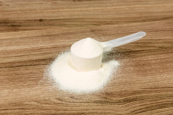 Ahşap desenli arka plan üzerinde beyaz ek kepçe