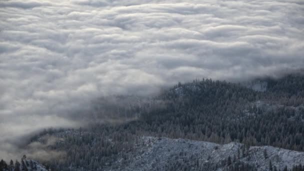 Переворачивающиеся Облака Горах Рассвете — стоковое видео