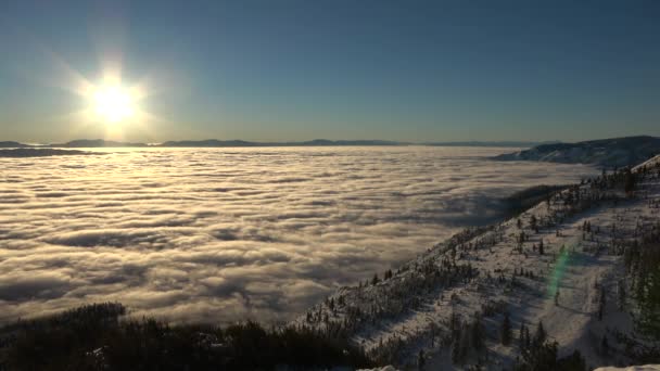 Pełzająca Inwersja Chmur Obok Góry Pokrytej Drzewami Dużym Rozpalonym Słońcem — Wideo stockowe
