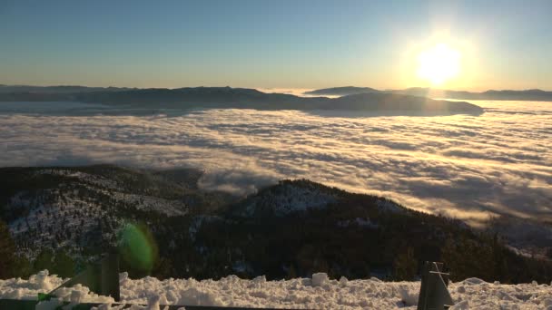 Omgekeerde Wolken Kabbelen Zonsopgang Met Een Vangrail Sneeuw Voorgrond Winter — Stockvideo