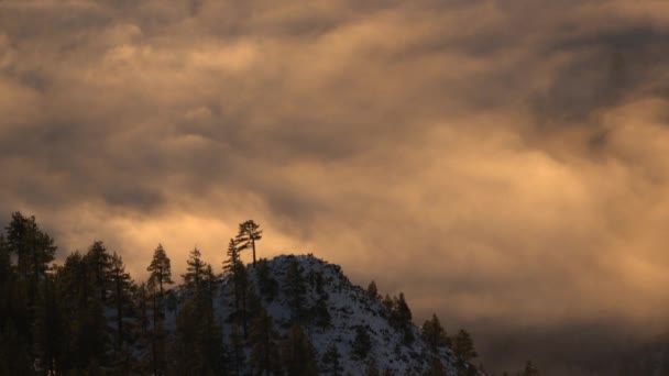 Sol Iluminado Inversión Nube Lapso Tiempo Detrás Una Montaña Árbol — Vídeo de stock