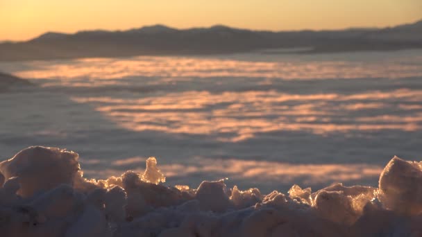 Zonsopgang Boven Bewolkte Inversie Met Sneeuwbank Voorgrond Verlicht — Stockvideo