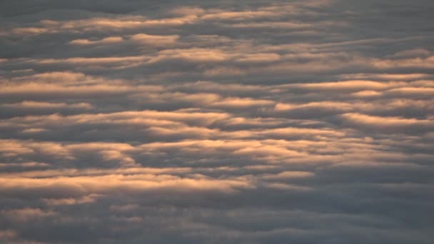 Goed Verlichte Zee Van Omgekeerde Wolken Die Zich Onder Camerapunt — Stockvideo