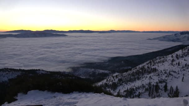 Широкий Кут Хмарної Інверсії Сході Сонця Над Гірськими Хребтами — стокове відео