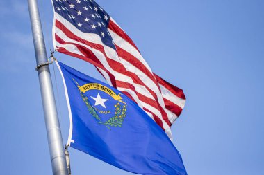 Bayrak ve Nevada bayrağı ağır çekimde dalgalanıyor.