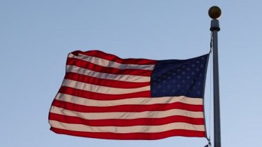 Arka planda Amerikan bayrağı dalgalanır güzel bir gökyüzünde ağır çekimde 120 fps