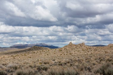 Nevada 'da çöl manzarası üzerinde kocaman, şişkin bulutlar.
