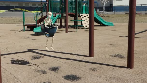 Squelette Enfant Sur Balançoire École Portant Masque Facial Aire Jeux — Video